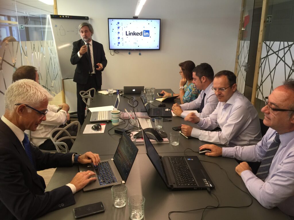 Descubre por qué las conferencias para empresas son una inversión estratégica en 2025. Motiva, transforma e impulsa el rendimiento de tu equipo.