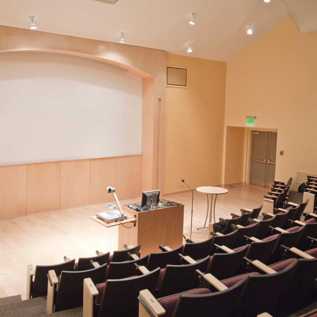 Diferencias entre ponente vs speaker y conferenciante: ¿a quién necesitas?