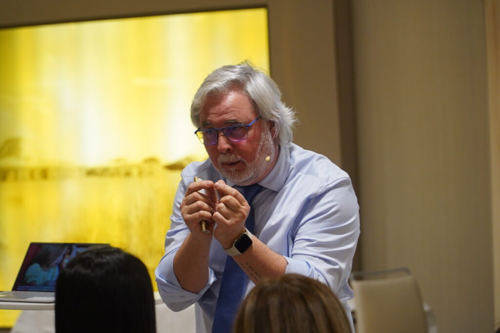 Ponente sobre motivación y cambio para empresas